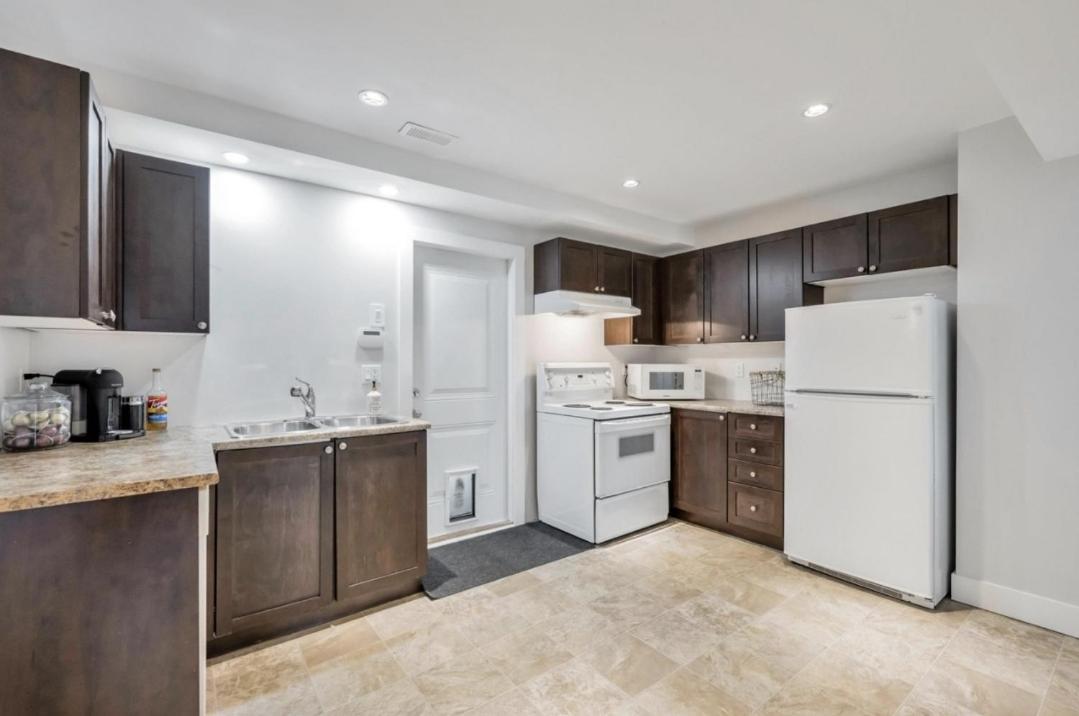 Private 1 Bedroom In Brookswood Ленглі Екстер'єр фото