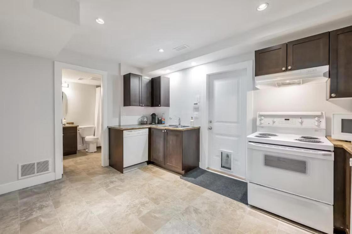 Private 1 Bedroom In Brookswood Ленглі Екстер'єр фото